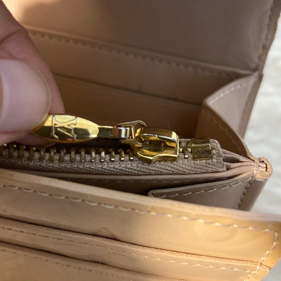 Vernis LV Sarah wallet authentic with signs of use. - Picture 10 of 17